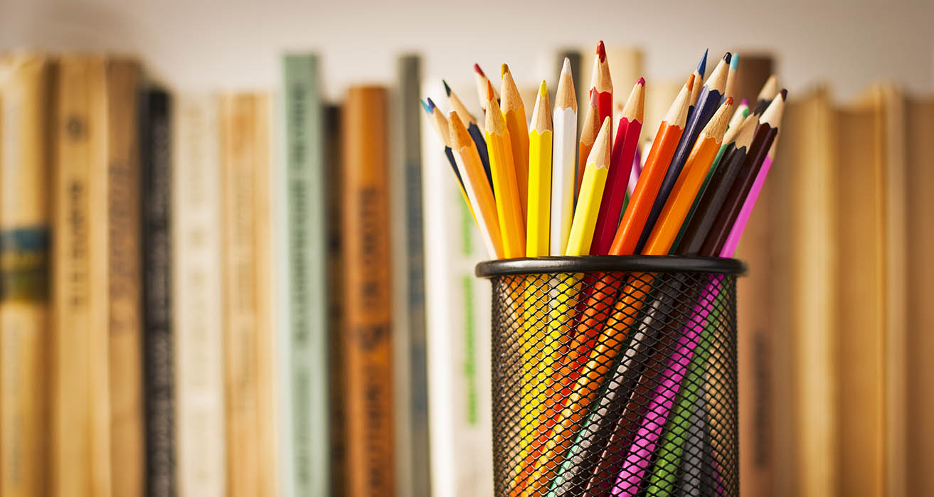 Des crayons de couleur dans un porte-crayons