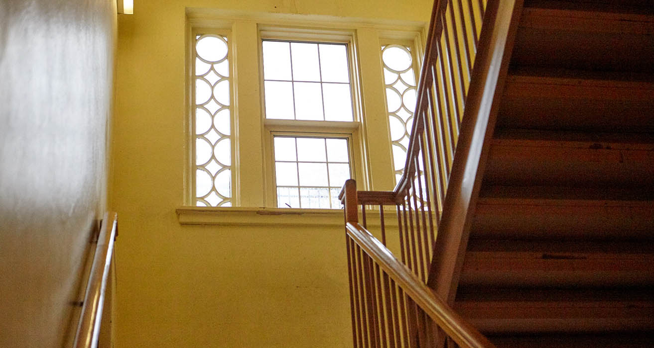 Un escalier dans une école